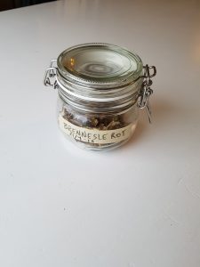 Tørkede brenneslerøtter på glass